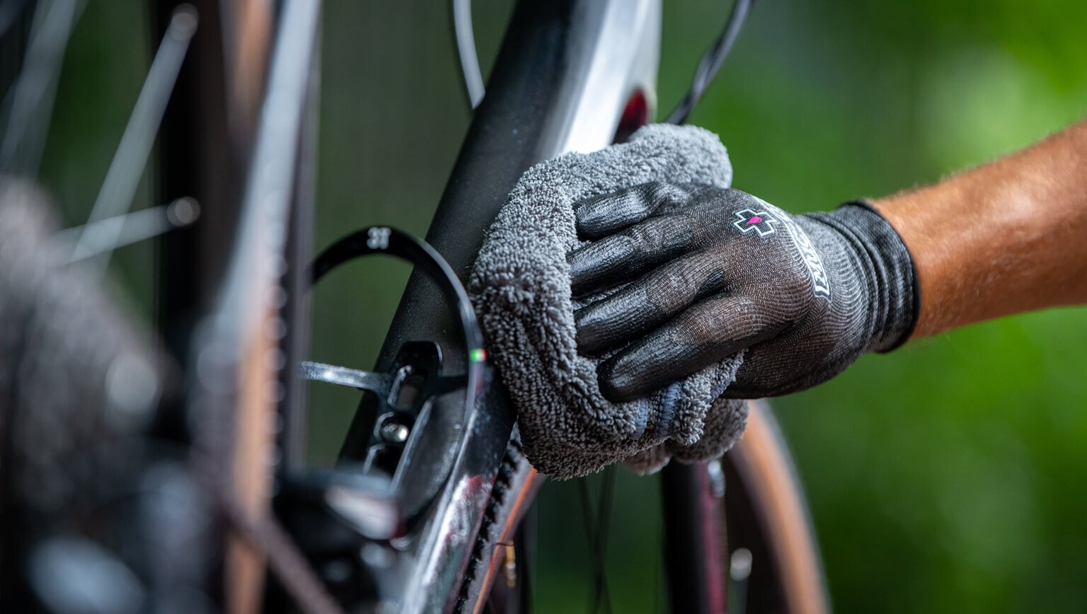 Muc-Off Deep Scrubber Gloves - The Spoke Easy