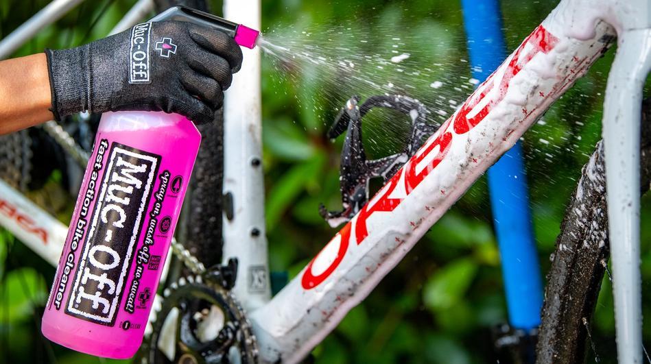 Kits de limpieza para bicicletas: cepillos, spray